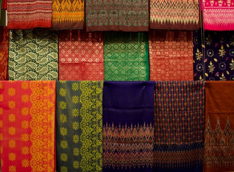 Thai silk scarves and fabrics are one of teh popular items to buy in Thailand 