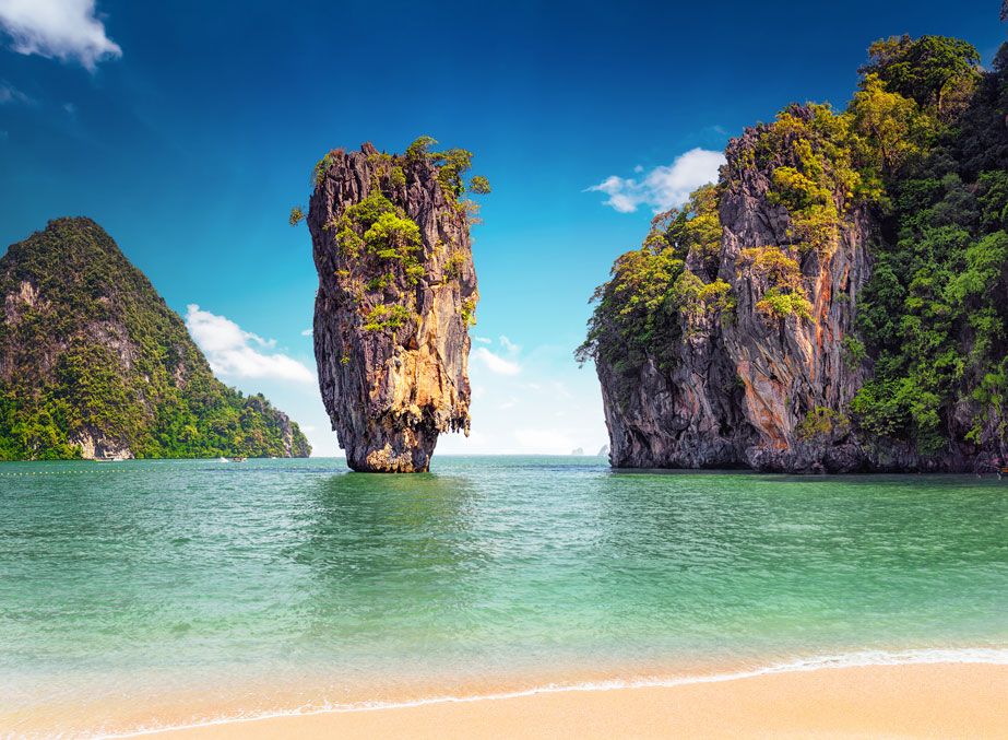 One of the top things to do in Phuket is to visit Phi Phi island 