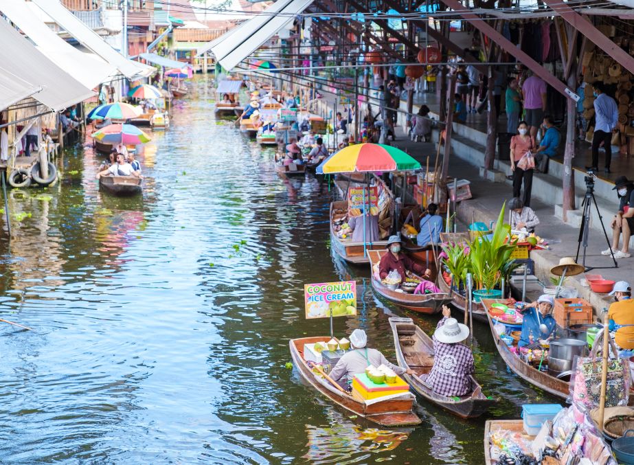 Damnoen Saduak floating market in one of the most visited floating market 