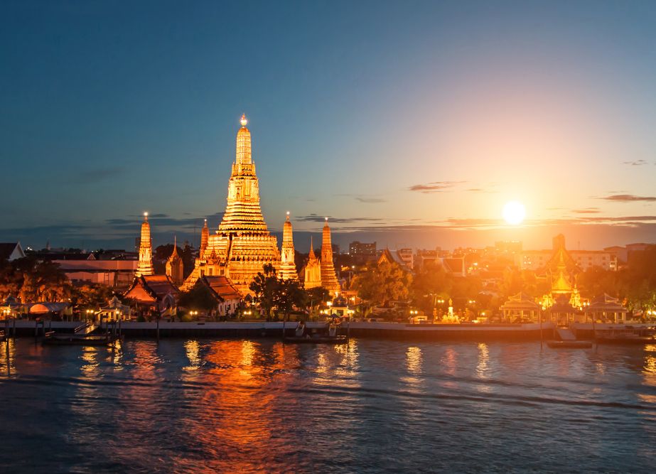 The scenic view of Wat Arun in Bangkok during sunset